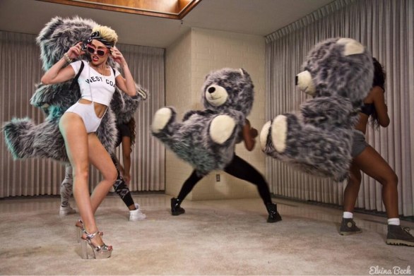 Gli scatti dal set del video del nuovo singolo di Miley Cyrus, We Can't Stop